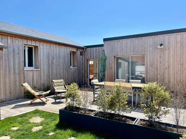 Cour de La Comète avec terrasse en bois, transats et jardinières