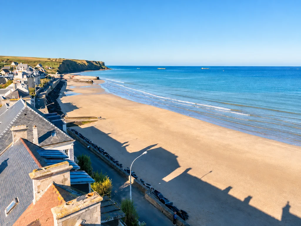 Vue sur la plage, les maisons du front de mer et la falaise