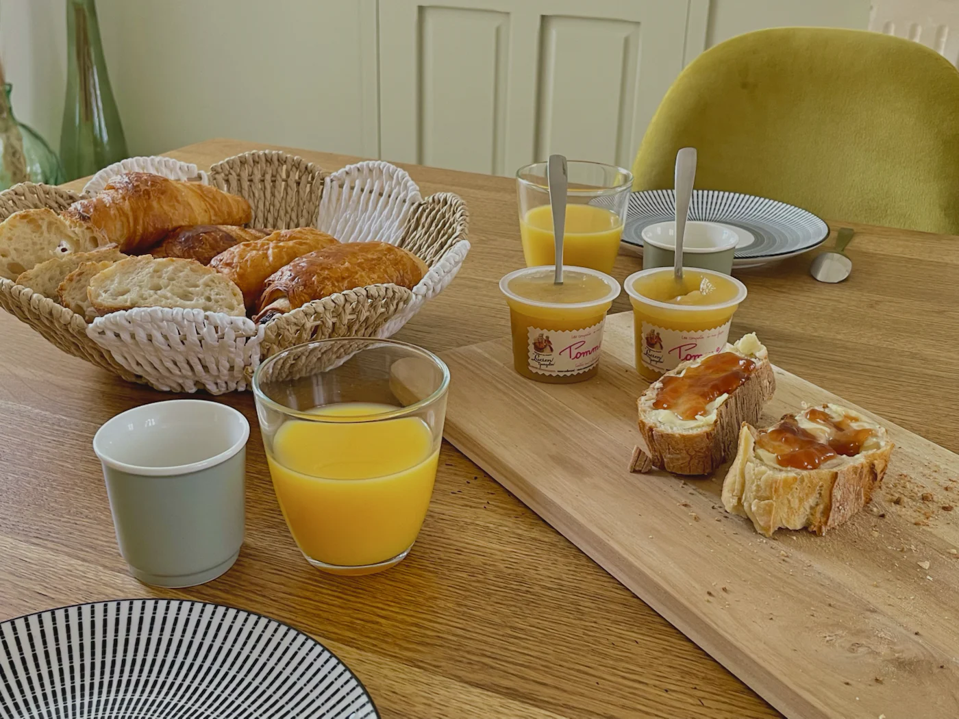 Petit-déjeuner composé de viennoiseries, fruits et jus d’orange préparé pour les voyageurs
