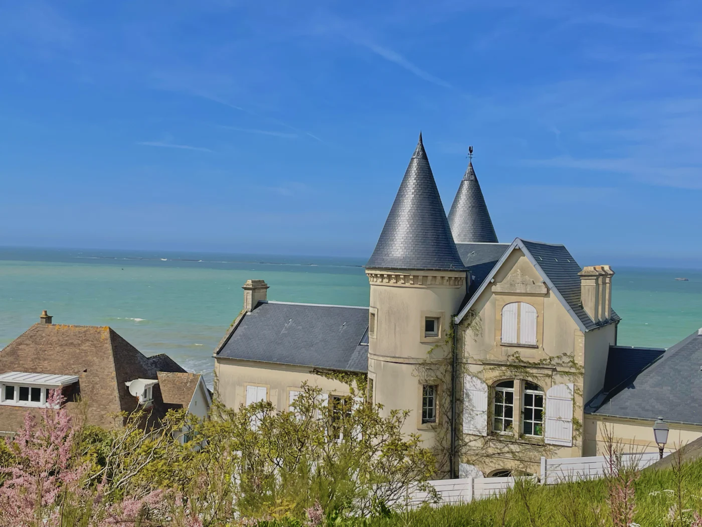 Vent Debout et ses tourelles de pierre au-dessus de la mer à Arromanches