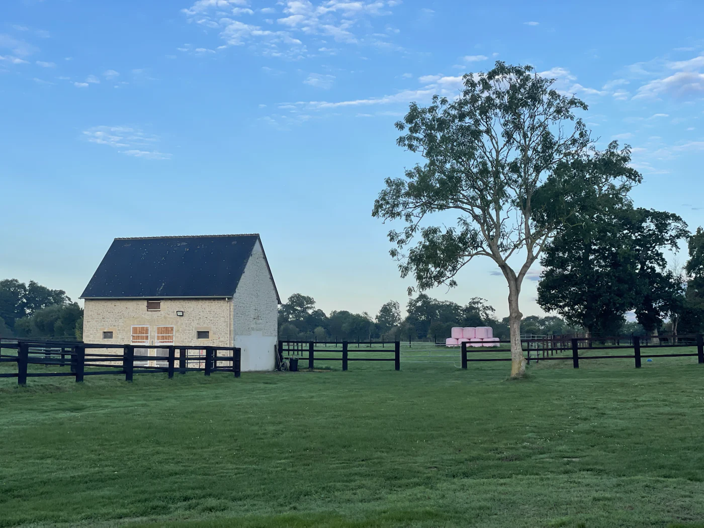Dépendance en pierre du Logis Courtelay au milieu de la prairie à Mosles