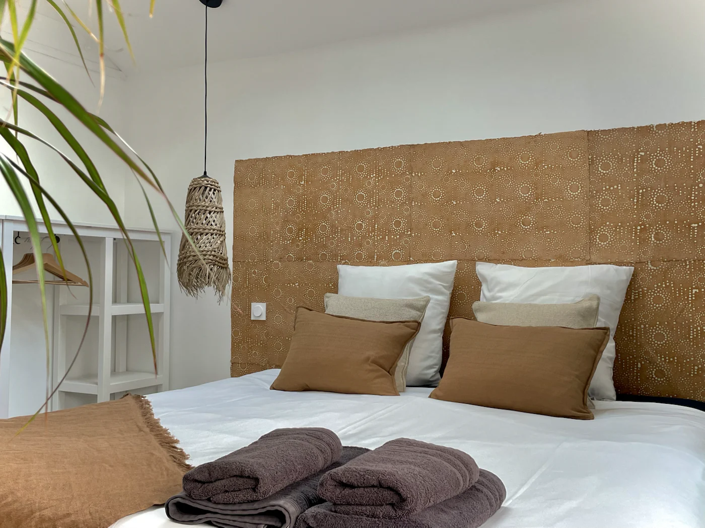 Lit préparé, linge plié et serviettes prêtes à La Maison Rose Ciel