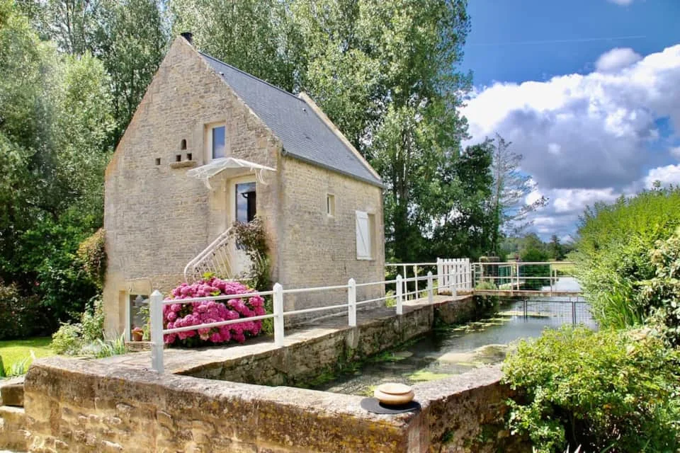Cottage en pierre du moulin Langonney, au bord de la Seulles
