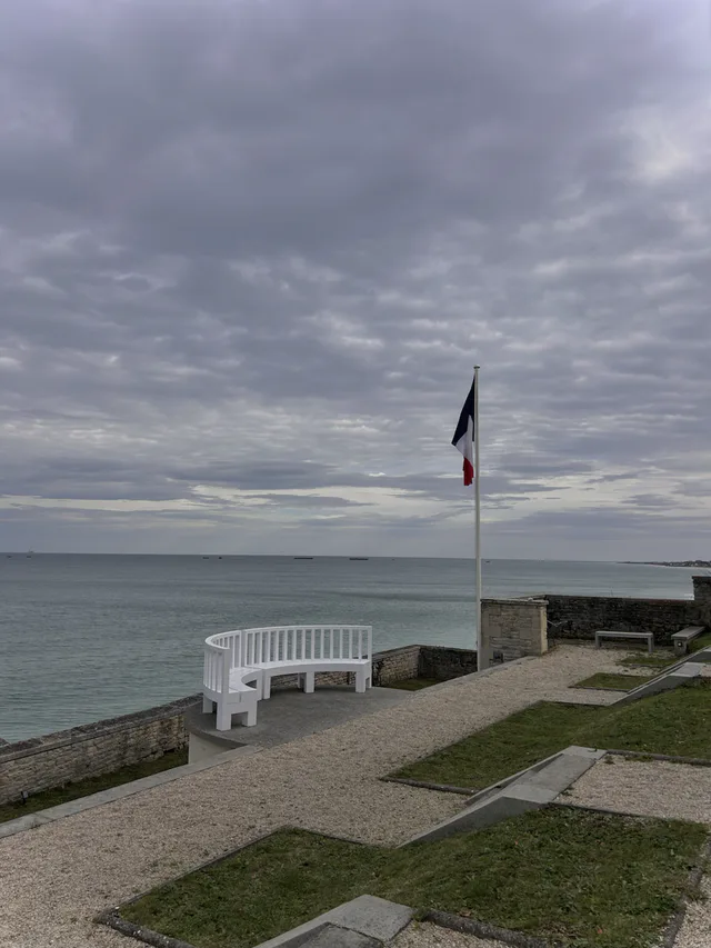 Banc tourné vers la mer sur le littoral d’Arromanches, près de Vent Debout