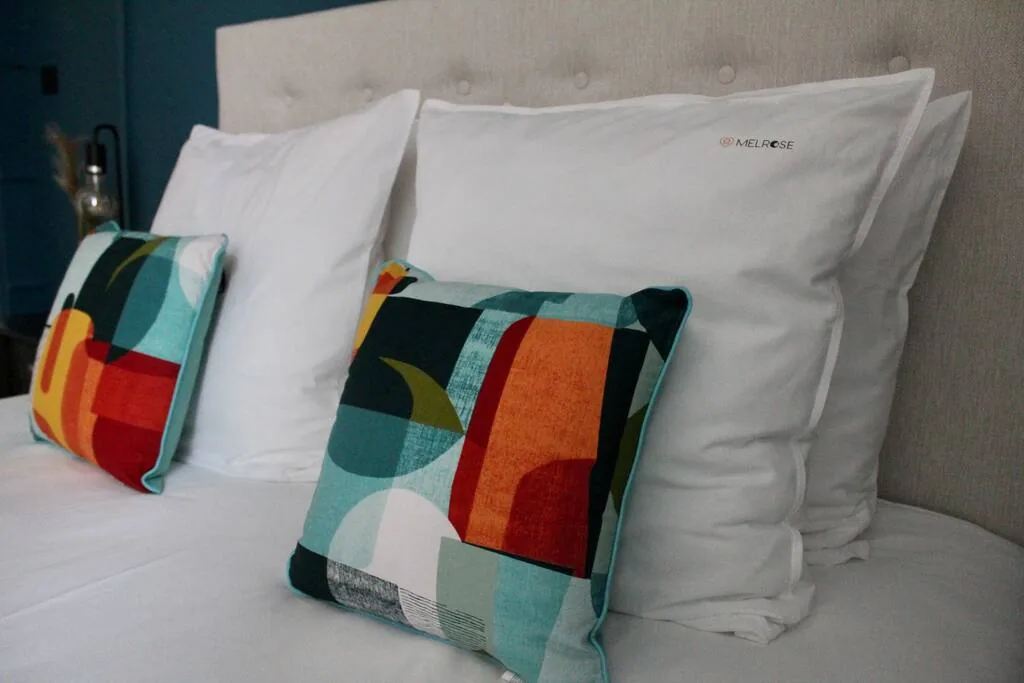 À Baya House, le linge blanc porte la broderie Melrose